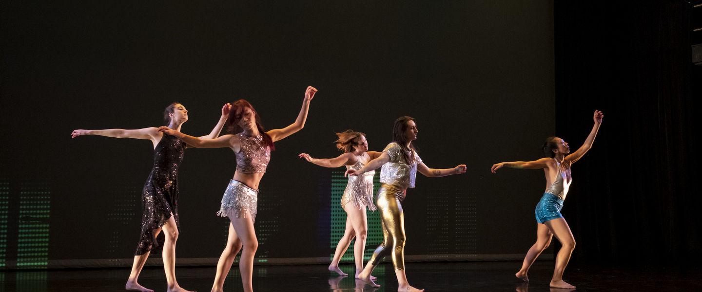 在布耶尔的舞蹈表演中，四个舞者站在舞台上的画面. 